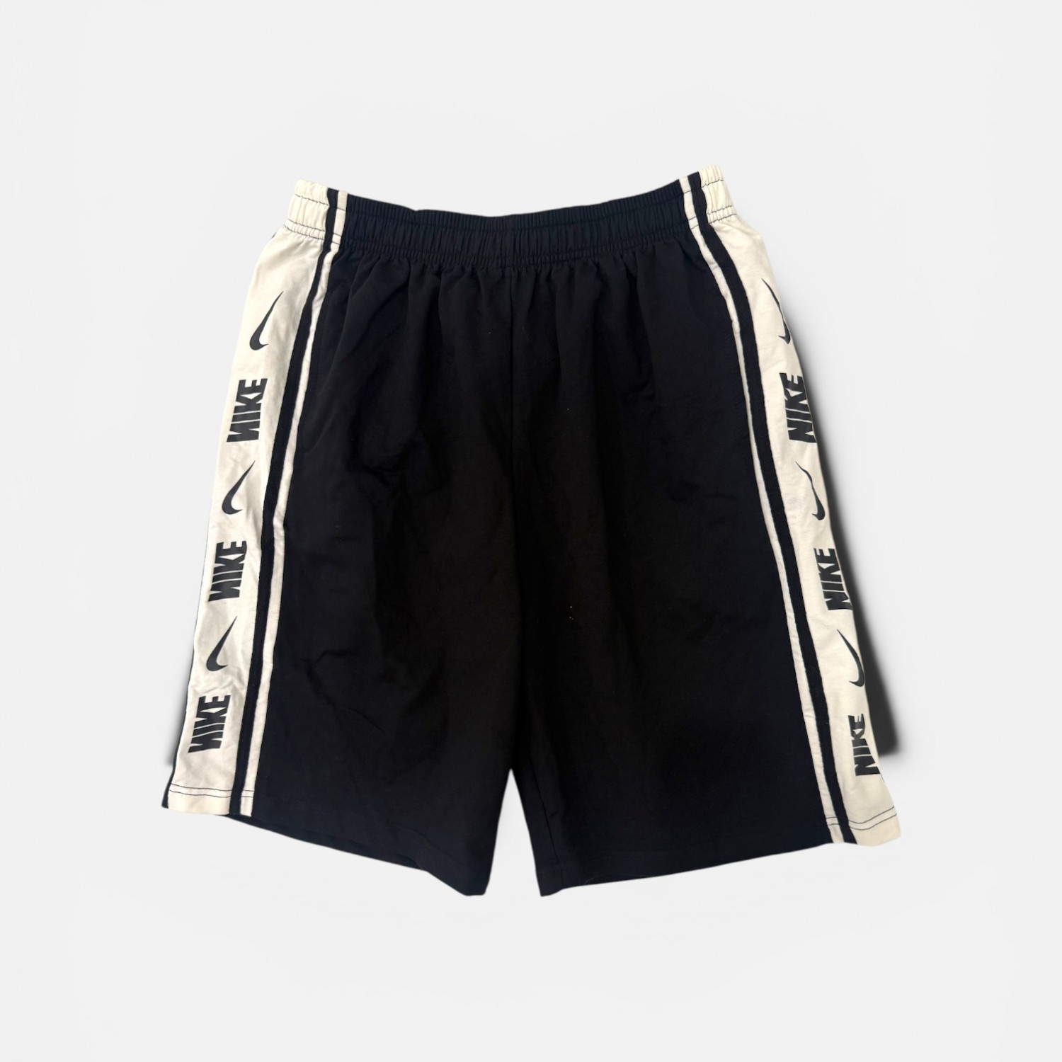Nike αθλητικό σορτς μαύρο με λευκές λεπτομέρειες